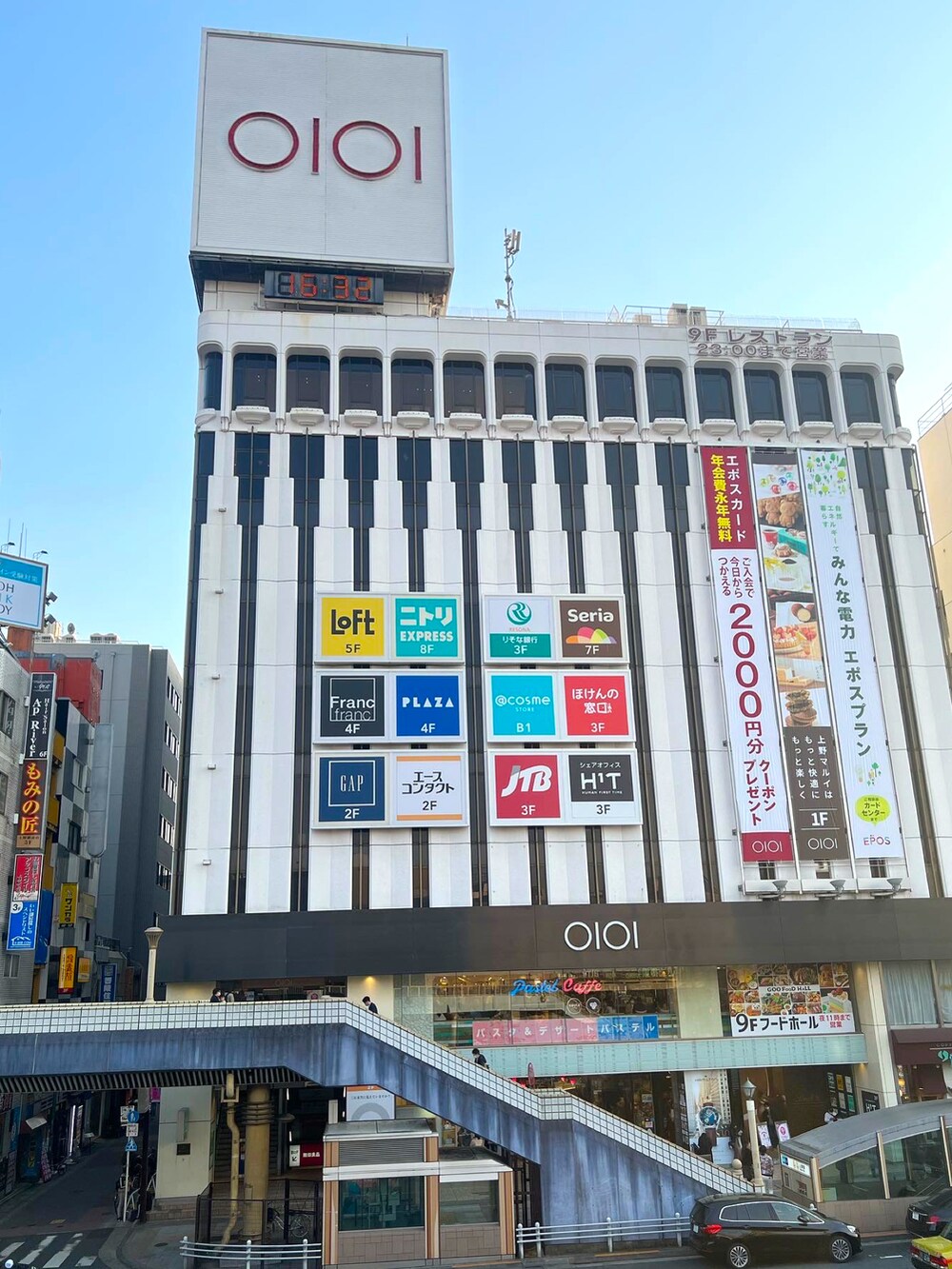 ブラック系のトートバッグを着用したメンズの春コーディネートの2枚目の写真