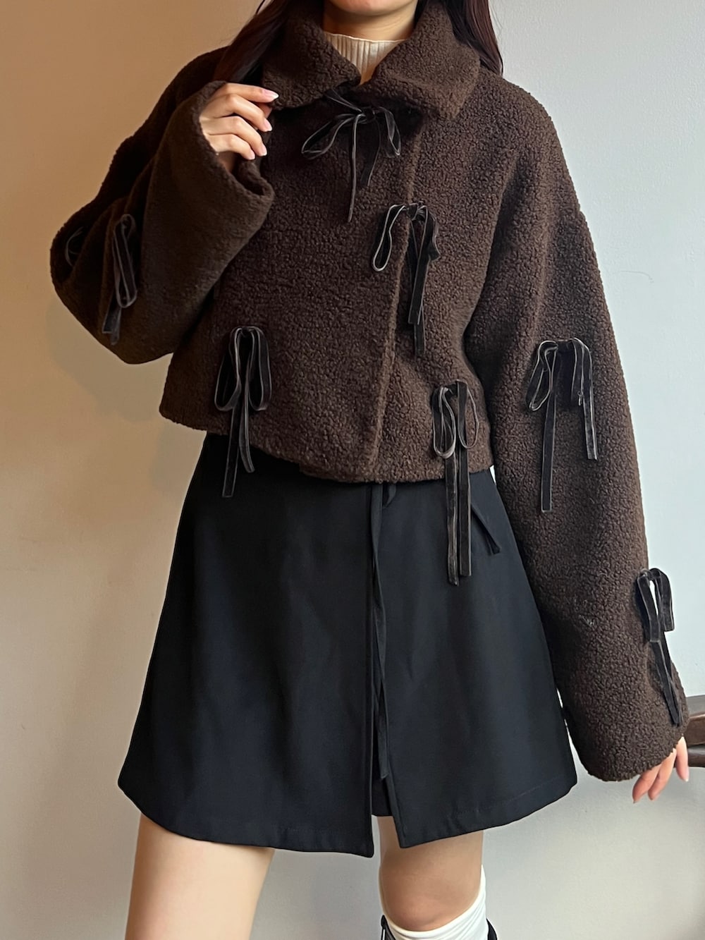 ブラウン系のブルゾンを着用したレディースの秋コーディネートの3枚目の写真