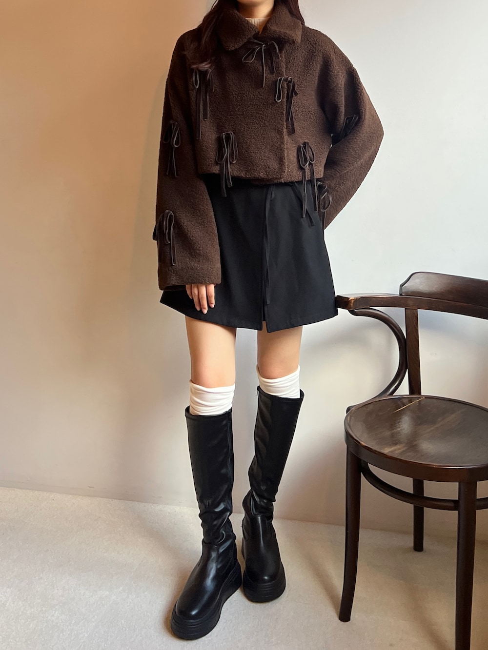 ブラウン系のブルゾンを着用したレディースの秋コーディネートの4枚目の写真