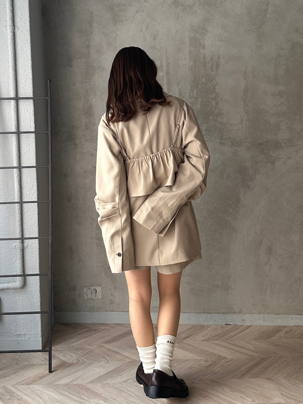 ベージュ系のその他トップス、ベージュ系のテーラードジャケット、ベージュ系のスカートを着用したレディースの冬コーディネートの4枚目の写真