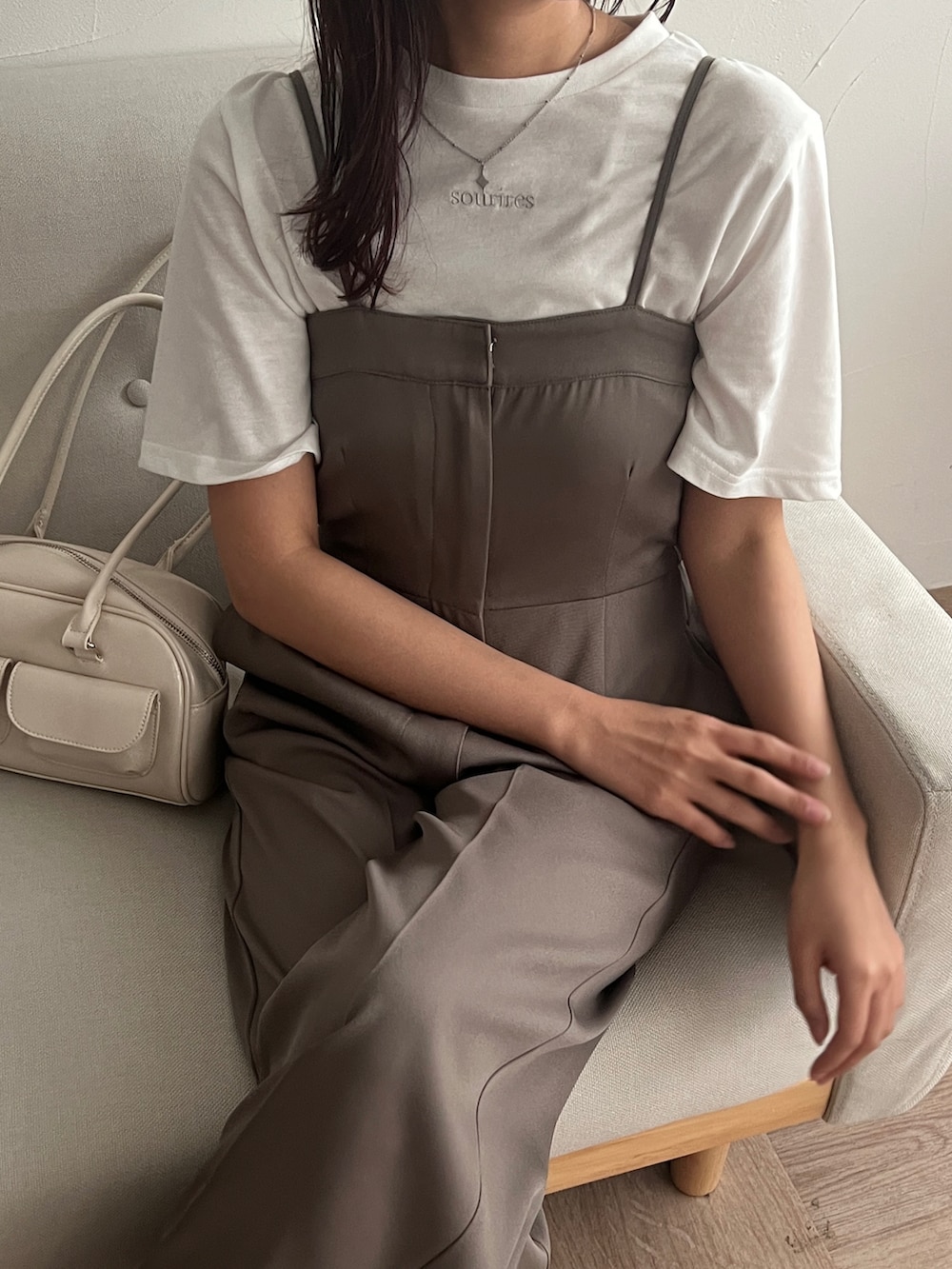 ベージュ系のサロペット/オーバーオール、ホワイト系のハンドバッグ、ホワイト系のTシャツ/カットソーを着用したレディースの夏コーディネートの2枚目の写真