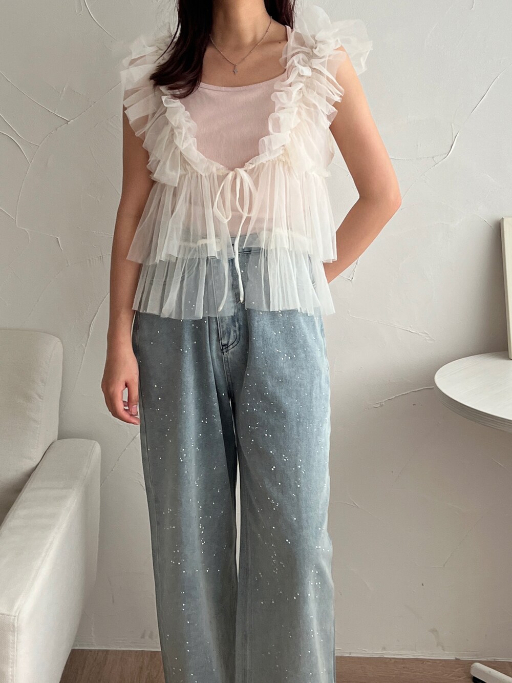 ホワイト系のタンクトップ、ホワイト系のTシャツ/カットソー、シルバー系のハンドバッグを着用したレディースの夏コーディネートの2枚目の写真