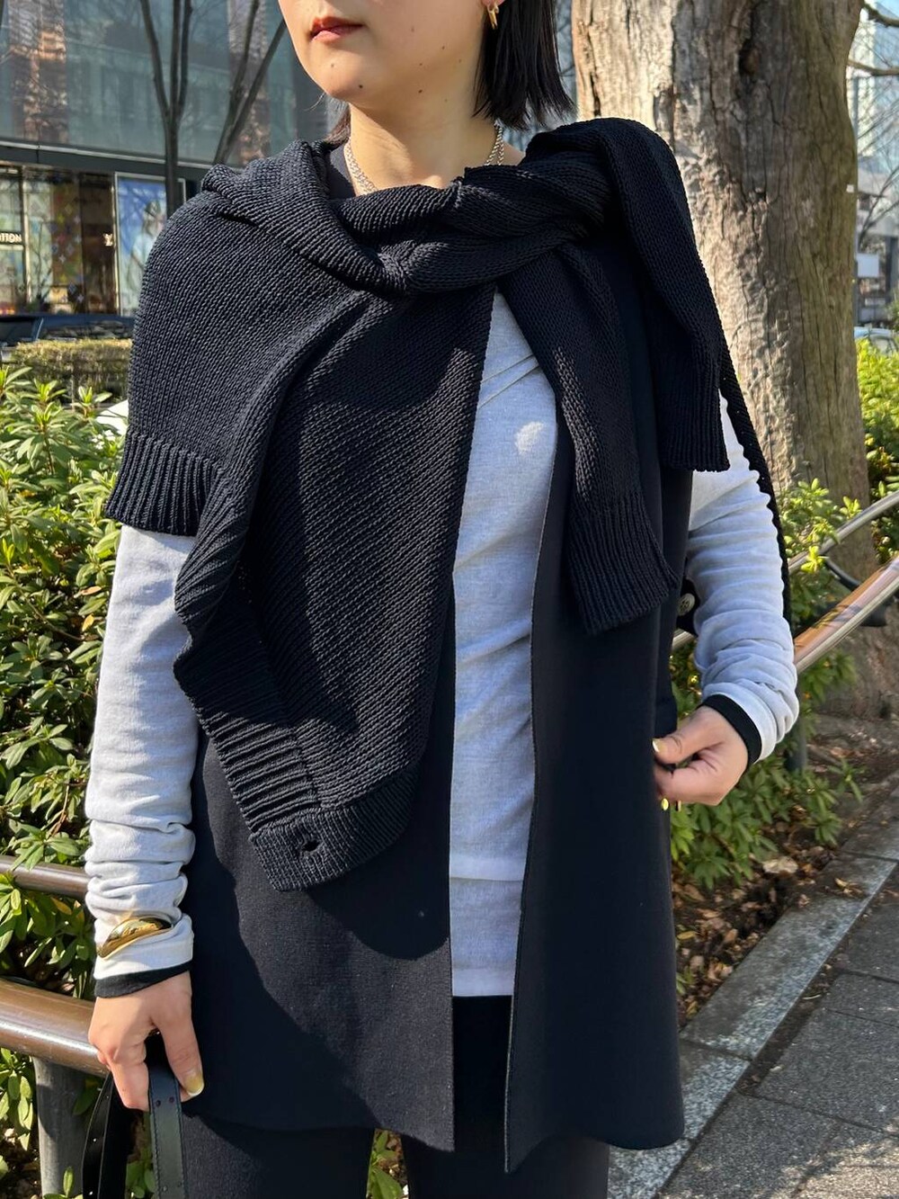 ホワイト系のTシャツ/カットソー、ブラック系のTシャツ/カットソー、ブルー系のカーディガン/ボレロを着用したレディースの冬コーディネートの9枚目の写真