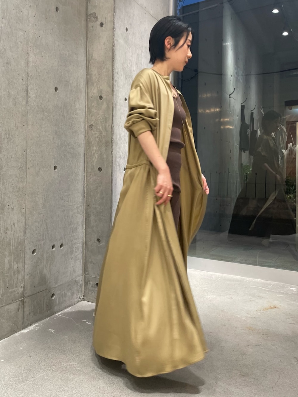 「ワンピース、シャツワンピ、シャツワンピース、サテンワンピース、カーディガン、低身長コーデ、ワントーンコーデ、セットアップ、リラックススタイル、150cmコーデ、150cm、低身長、休日スタイル」｜「WACCOWACCOのChaos(カオス)/【WACCOWACCO×Chaos】ゴールドリングネックレス（ネックレス、ゴールド系）」を使った、chaos_kawaさん（レディース・150cm）の春コーディネートの4枚目の写真