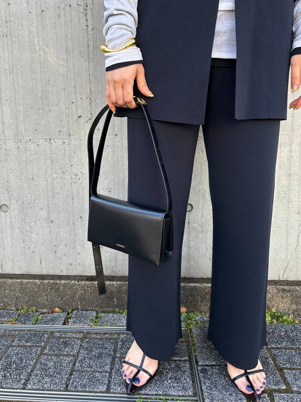 ホワイト系のTシャツ/カットソー、ブラック系のTシャツ/カットソー、ブルー系のカーディガン/ボレロを着用したレディースの冬コーディネートの7枚目の写真