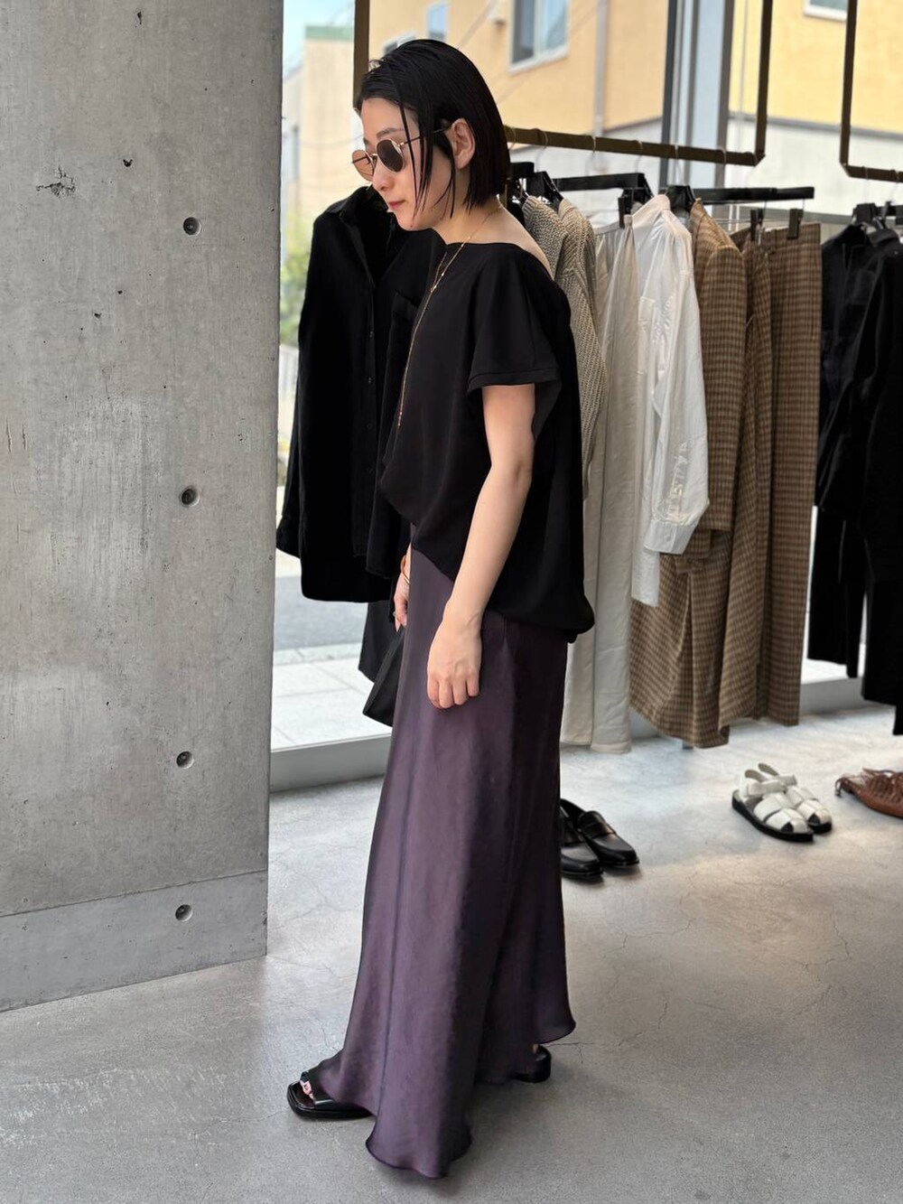 ブラック系のシャツ/ブラウスを着用したレディースの夏コーディネートの2枚目の写真