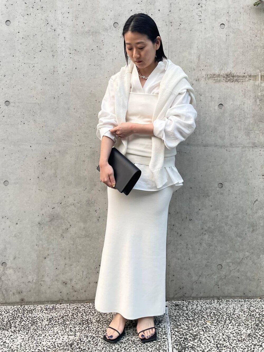 ホワイト系のタンクトップ、ホワイト系のシャツ/ブラウス、ホワイト系のカーディガン/ボレロを着用したレディースの冬コーディネートの3枚目の写真