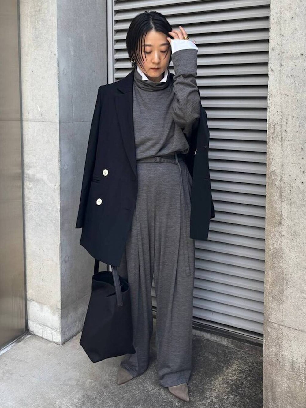 ブラック系のテーラードジャケット、ホワイト系のシャツ/ブラウス、グレー系のその他パンツを着用したレディースの秋コーディネートの2枚目の写真