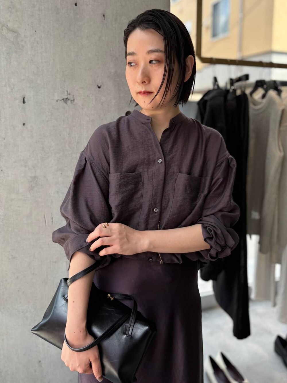 ブラック系のシャツ/ブラウスを着用したレディースの夏コーディネートの7枚目の写真