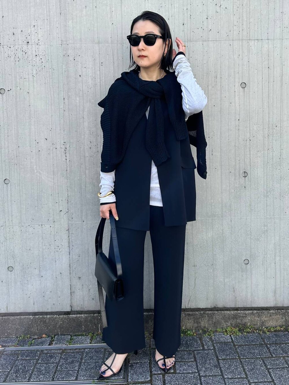 ホワイト系のTシャツ/カットソー、ブラック系のTシャツ/カットソー、ブルー系のカーディガン/ボレロを着用したレディースの冬コーディネートの2枚目の写真