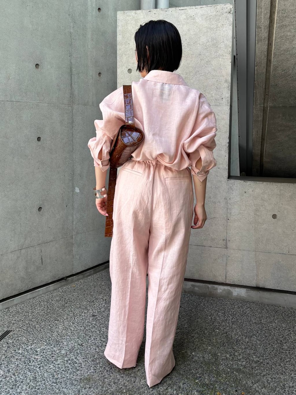 ホワイト系のその他トップス、ピンク系のシャツ/ブラウス、ピンク系のその他パンツを着用したレディースの春コーディネートの2枚目の写真