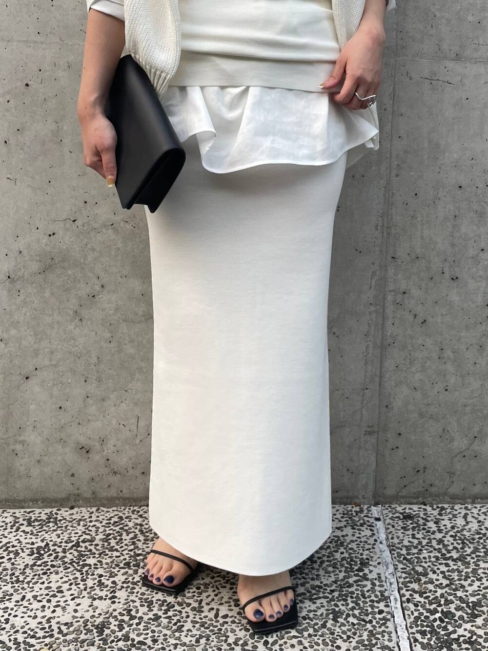 ホワイト系のタンクトップ、ホワイト系のシャツ/ブラウス、ホワイト系のカーディガン/ボレロを着用したレディースの冬コーディネートの9枚目の写真