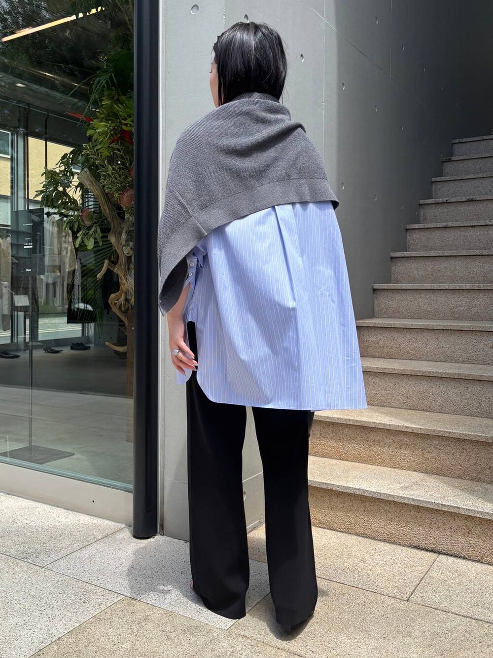 ブルー系のシャツ/ブラウス、ブラック系のタンクトップ、ブラック系のその他パンツを着用したレディースの夏コーディネートの5枚目の写真