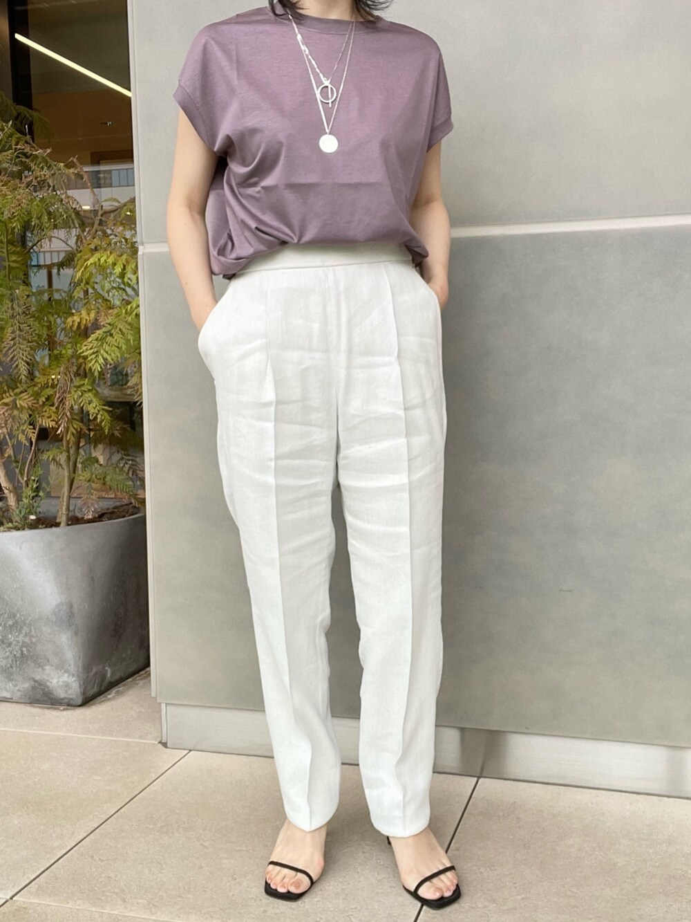 「シンプル、低身長コーデ、150cmコーデ、パンツスタイル、春夏コーデ、春コーデ、夏コーデ、リネンパンツ、ウォッシャブル、Tシャツ、フレンチスリーブ、Chaos、セレクトショップ、NEWoMan横浜、キレイめカジュアル」｜「Chaosのスープレリネンタックパンツ（スラックス、ベージュ系）」を使った、chaos_kawaさん（レディース・150cm）の春コーディネートの5枚目の写真