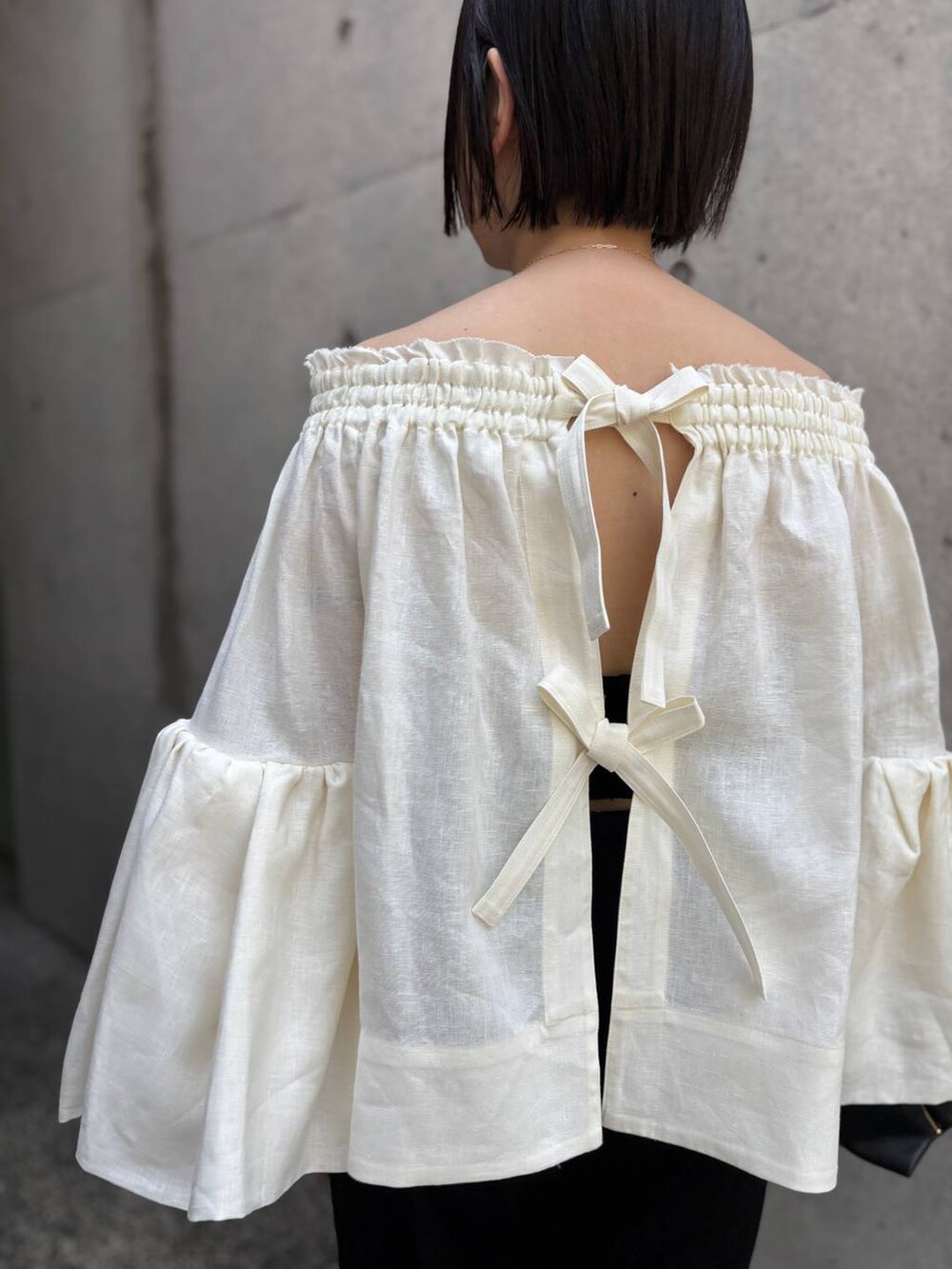 ブラック系のその他パンツ、ホワイト系のシャツ/ブラウスを着用したレディースの春コーディネートの8枚目の写真