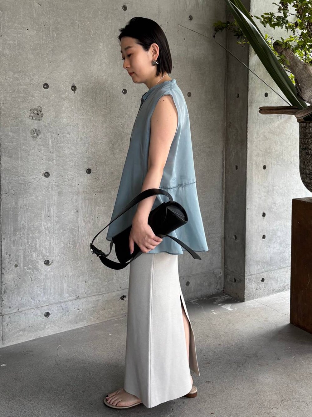 グレー系のチューブトップ、ブルー系のシャツ/ブラウス、グレー系のスカートを着用したレディースの夏コーディネートの3枚目の写真