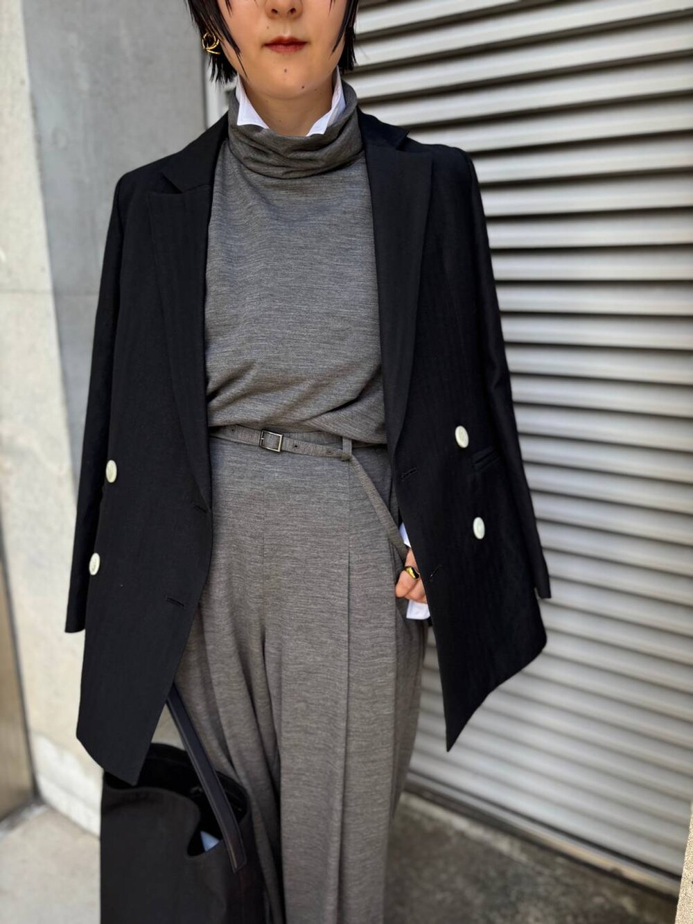 ブラック系のテーラードジャケット、ホワイト系のシャツ/ブラウス、グレー系のその他パンツを着用したレディースの秋コーディネートの8枚目の写真