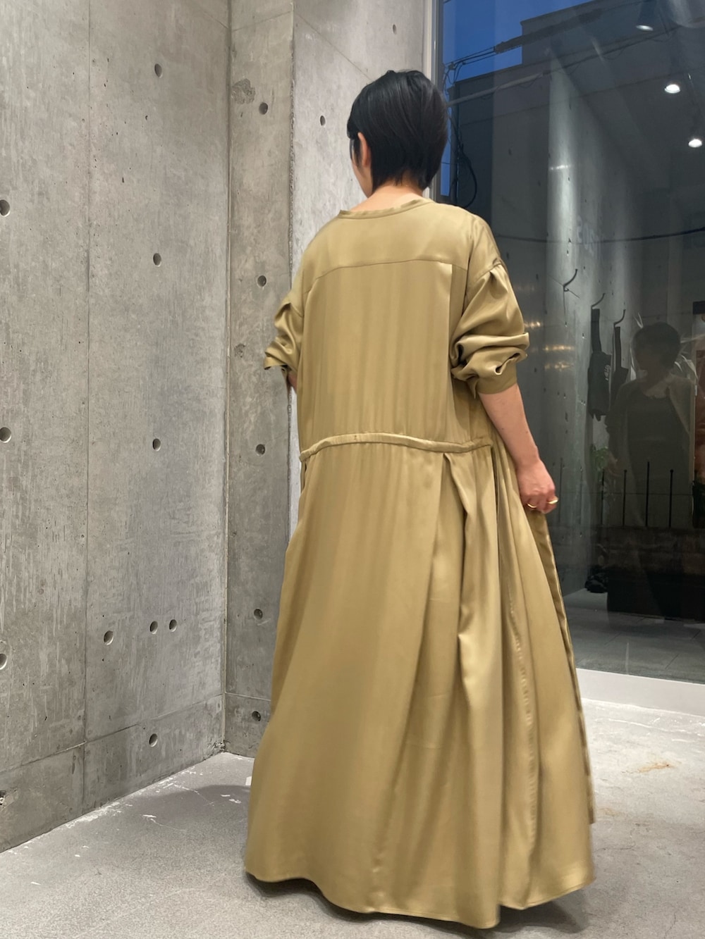 「ワンピース、シャツワンピ、シャツワンピース、サテンワンピース、カーディガン、低身長コーデ、ワントーンコーデ、セットアップ、リラックススタイル、150cmコーデ、150cm、低身長、休日スタイル」｜「WACCOWACCOのChaos(カオス)/【WACCOWACCO×Chaos】ゴールドリングネックレス（ネックレス、ゴールド系）」を使った、chaos_kawaさん（レディース・150cm）の春コーディネートの5枚目の写真
