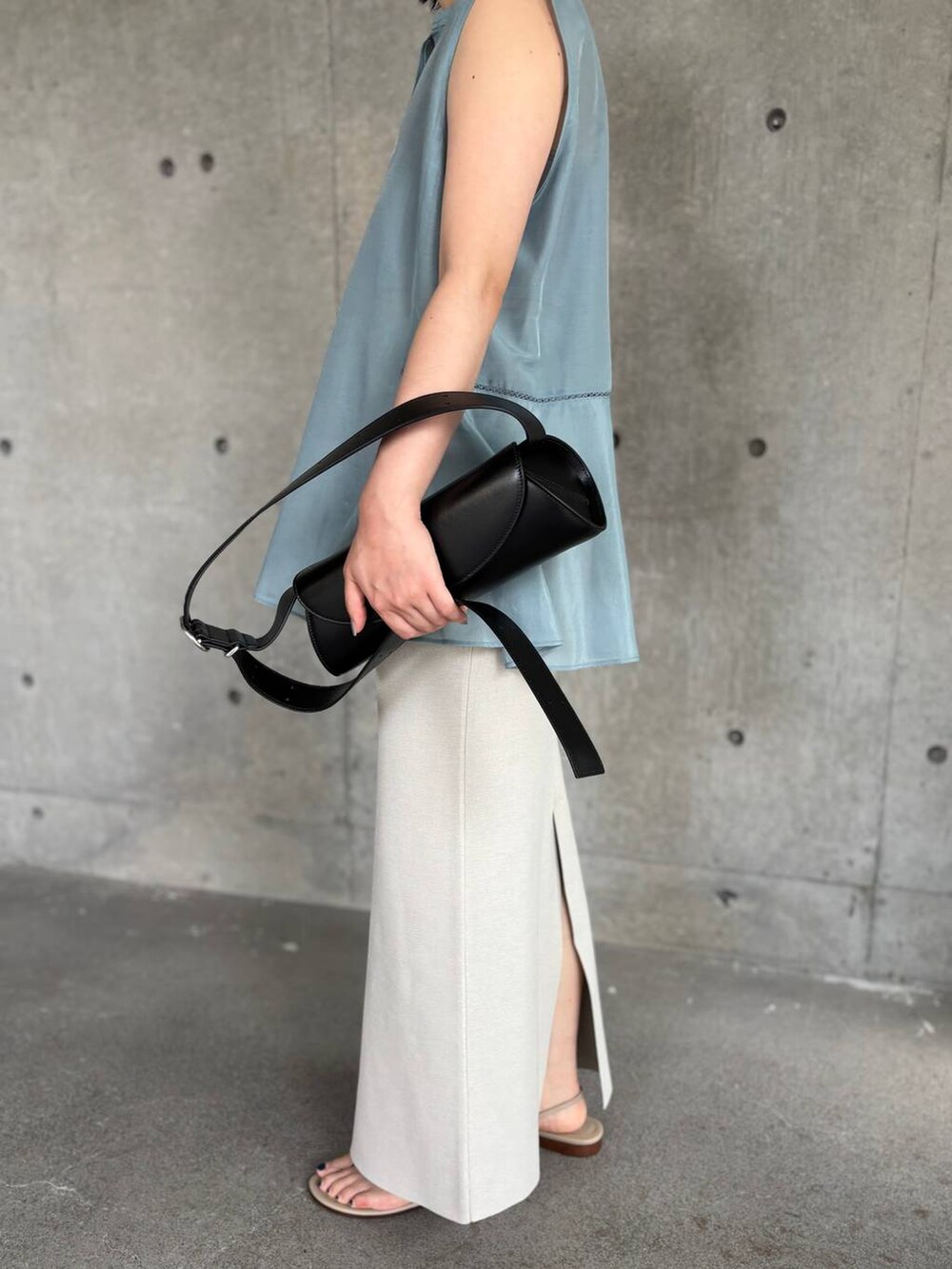 グレー系のチューブトップ、ブルー系のシャツ/ブラウス、グレー系のスカートを着用したレディースの夏コーディネートの7枚目の写真