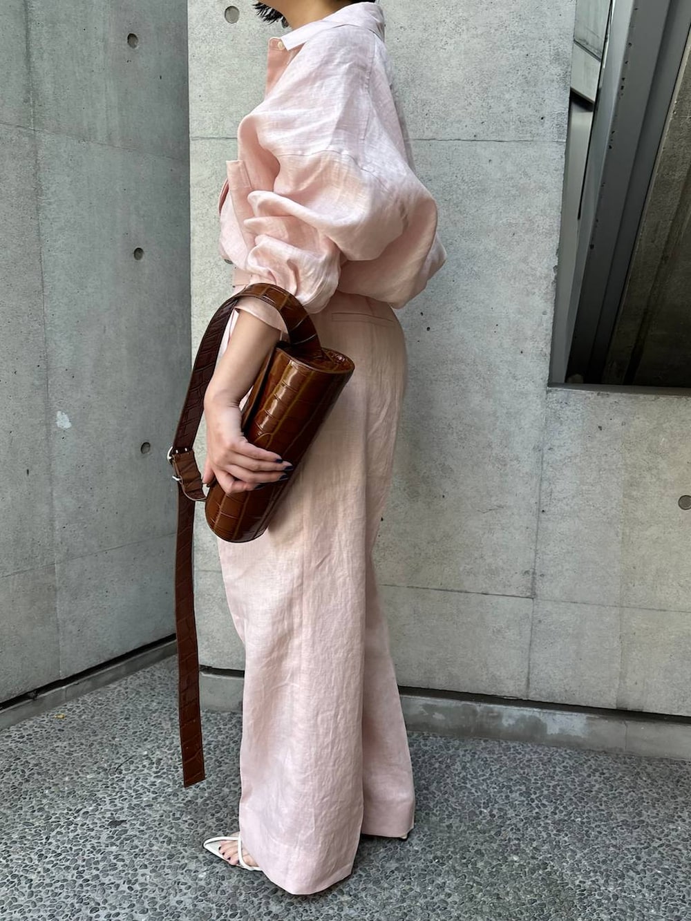 ホワイト系のその他トップス、ピンク系のシャツ/ブラウス、ピンク系のその他パンツを着用したレディースの春コーディネートの8枚目の写真