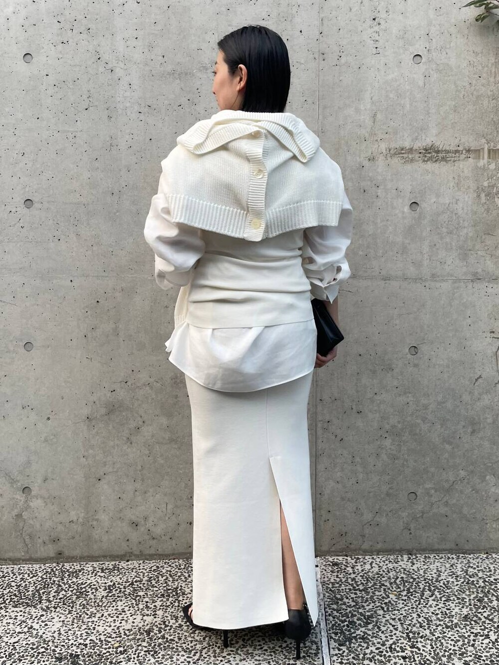 ホワイト系のタンクトップ、ホワイト系のシャツ/ブラウス、ホワイト系のカーディガン/ボレロを着用したレディースの冬コーディネートの6枚目の写真