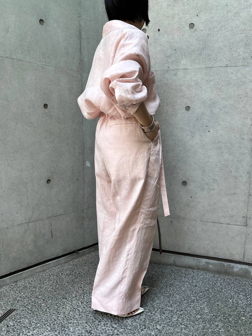 ホワイト系のその他トップス、ピンク系のシャツ/ブラウス、ピンク系のその他パンツを着用したレディースの春コーディネートの6枚目の写真