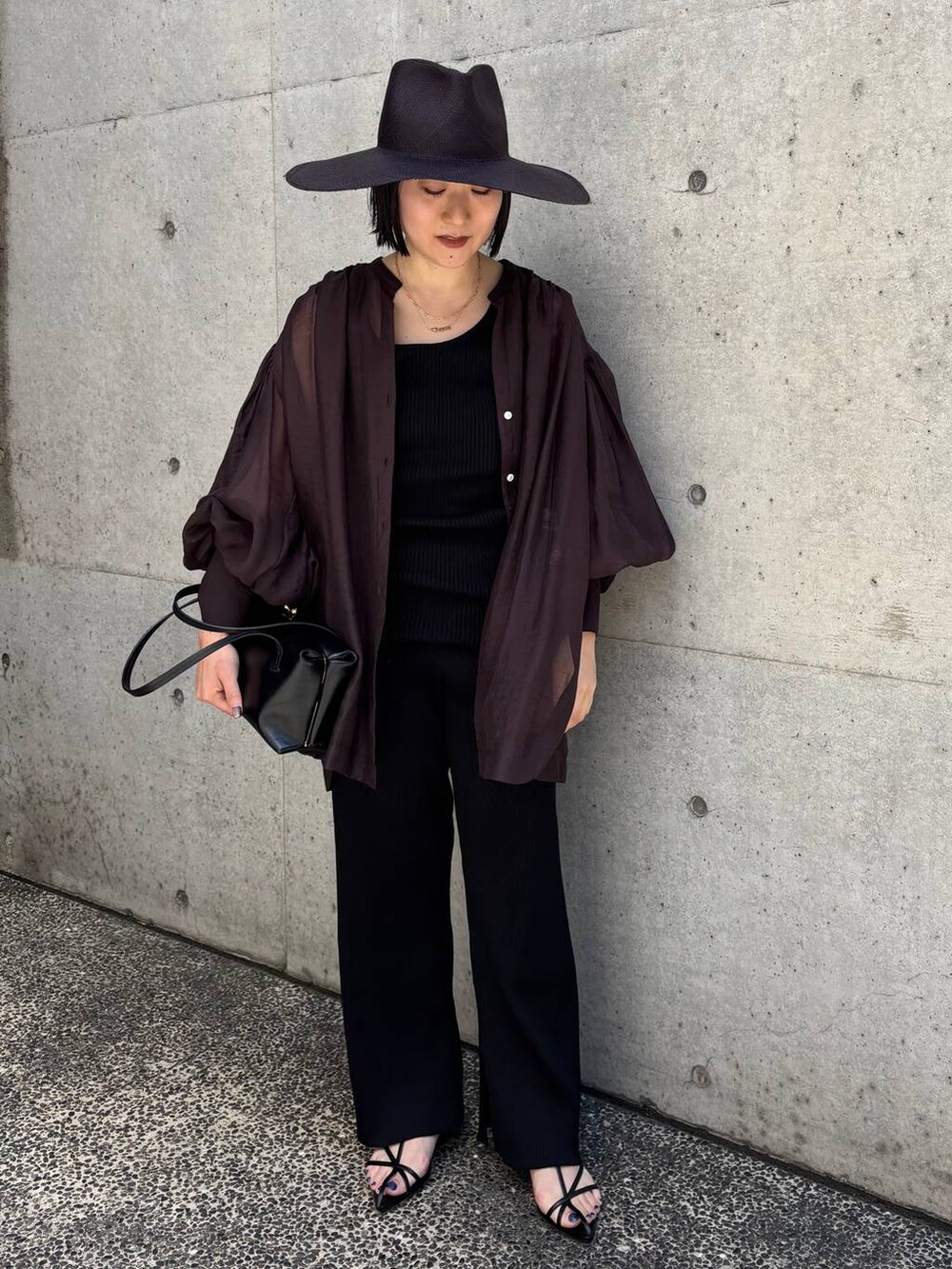 ブラック系のタンクトップ、ブラウン系のシャツ/ブラウス、ブラック系のその他パンツを着用したレディースの春コーディネートの2枚目の写真