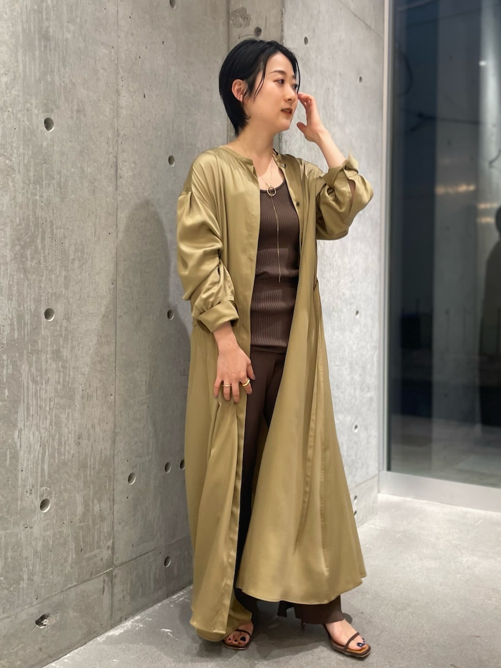 「ワンピース、シャツワンピ、シャツワンピース、サテンワンピース、カーディガン、低身長コーデ、ワントーンコーデ、セットアップ、リラックススタイル、150cmコーデ、150cm、低身長、休日スタイル」｜「WACCOWACCOのChaos(カオス)/【WACCOWACCO×Chaos】ゴールドリングネックレス（ネックレス、ゴールド系）」を使った、chaos_kawaさん（レディース・150cm）の春コーディネートの2枚目の写真