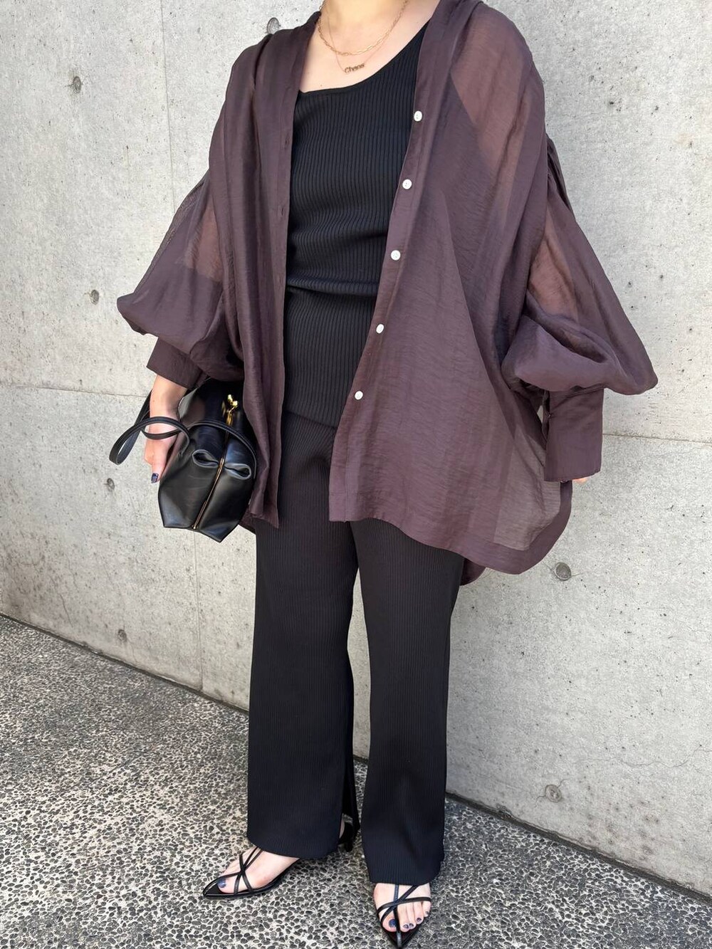 ブラック系のタンクトップ、ブラウン系のシャツ/ブラウス、ブラック系のその他パンツを着用したレディースの春コーディネートの9枚目の写真