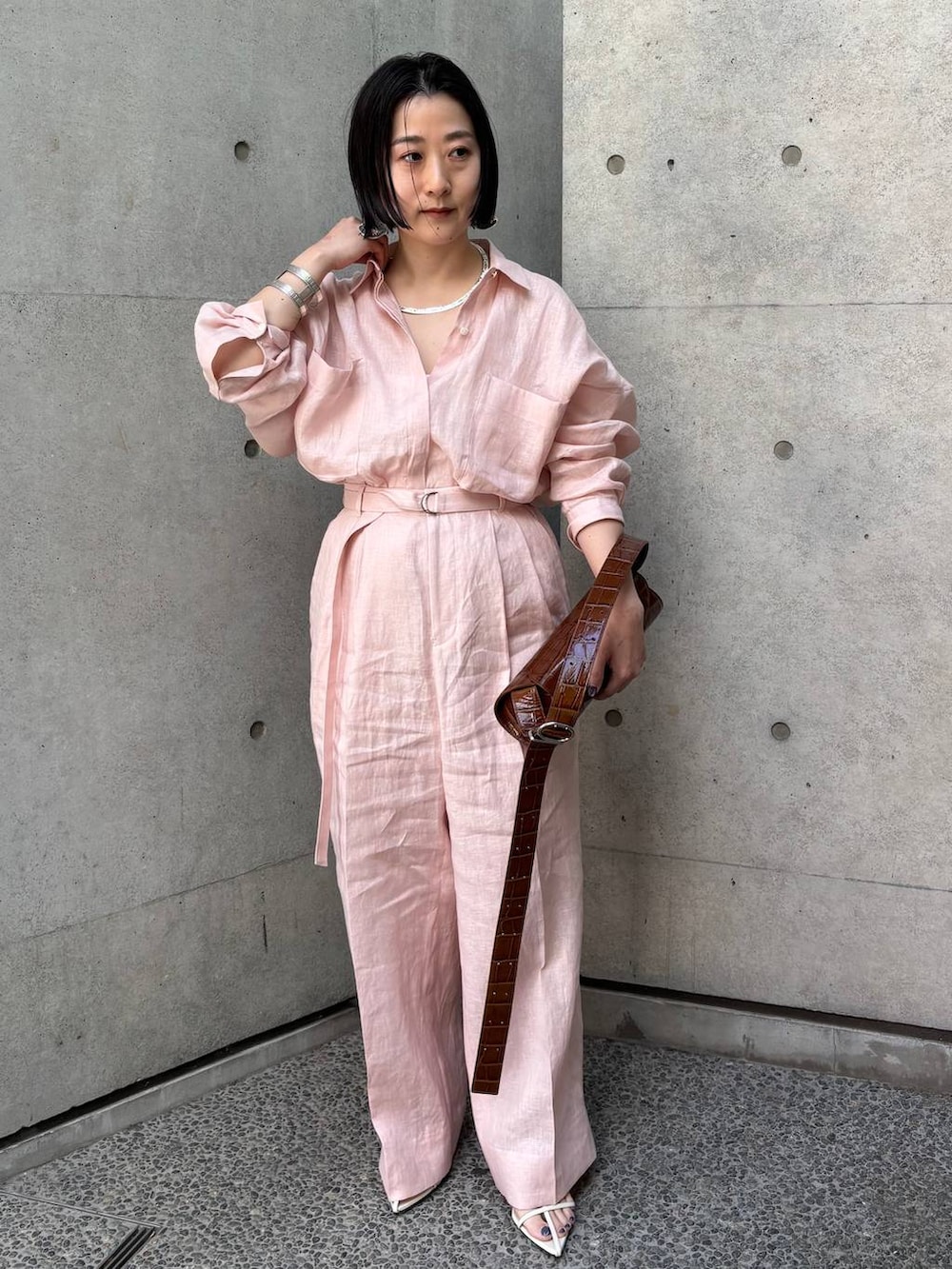 ホワイト系のその他トップス、ピンク系のシャツ/ブラウス、ピンク系のその他パンツを着用したレディースの春コーディネートの5枚目の写真