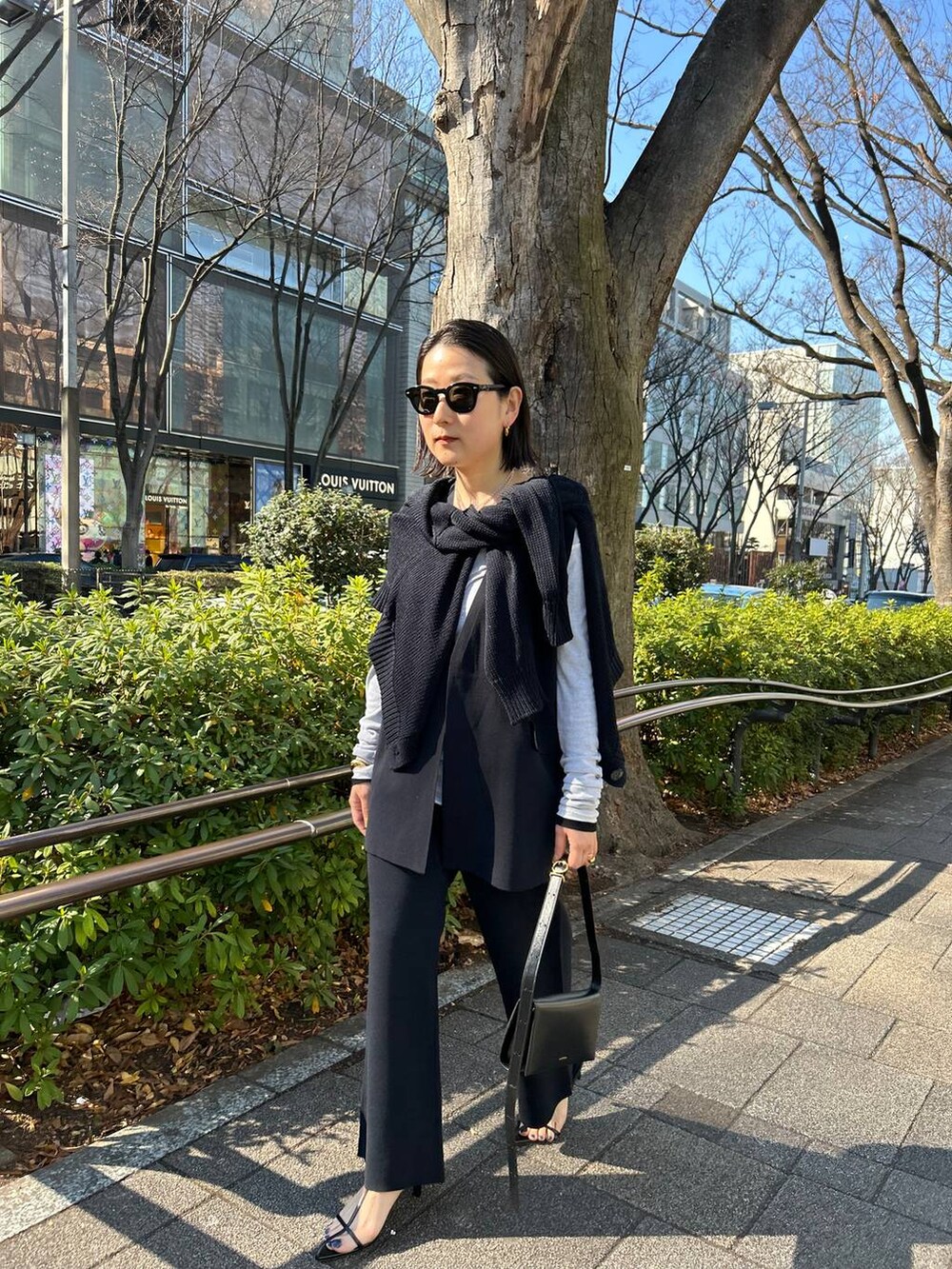 ホワイト系のTシャツ/カットソー、ブラック系のTシャツ/カットソー、ブルー系のカーディガン/ボレロを着用したレディースの冬コーディネートの8枚目の写真