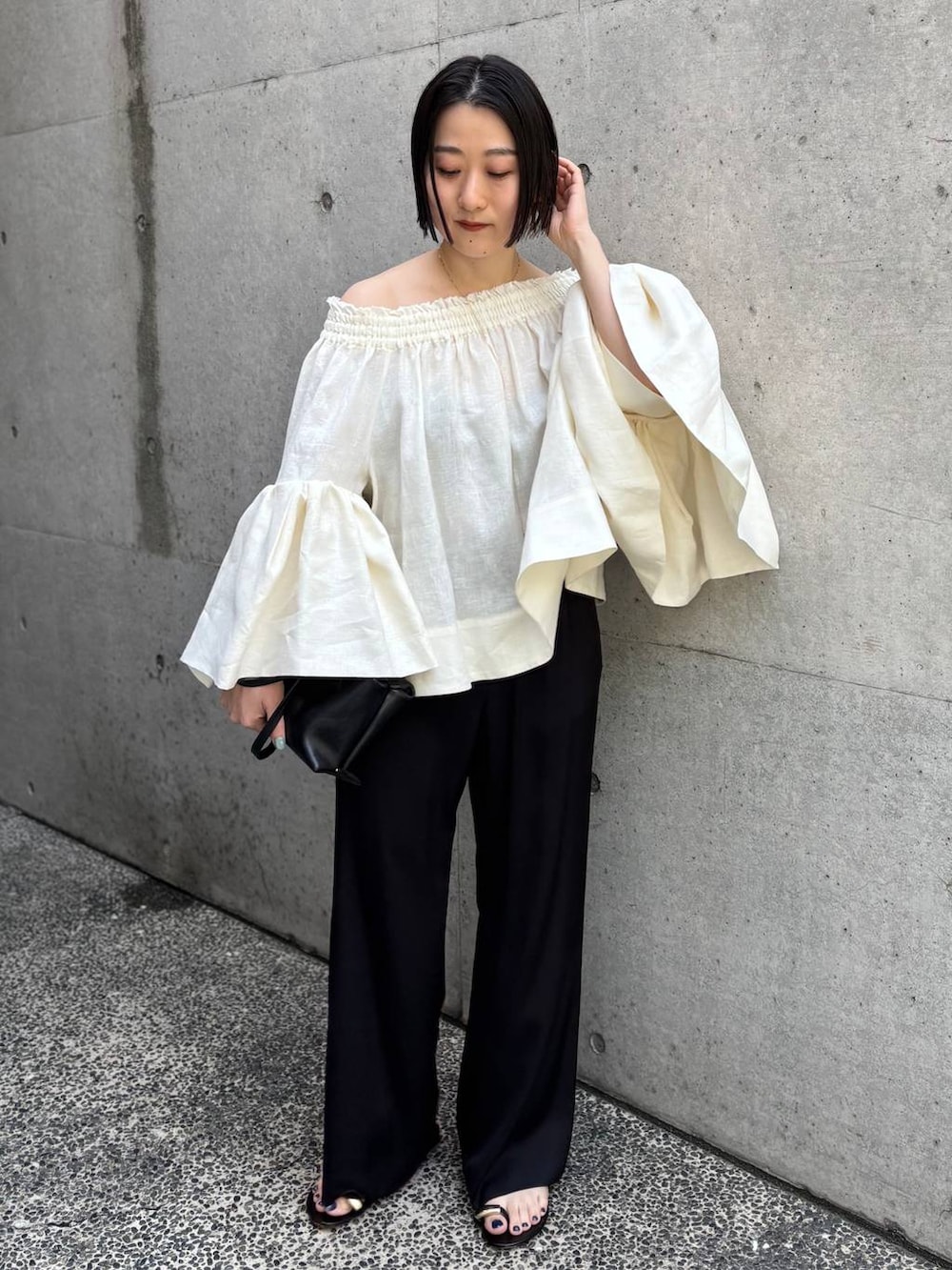 ブラック系のその他パンツ、ホワイト系のシャツ/ブラウスを着用したレディースの春コーディネートの2枚目の写真