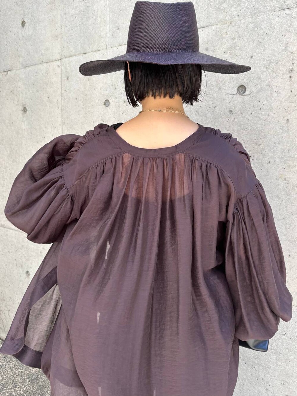 ブラック系のタンクトップ、ブラウン系のシャツ/ブラウス、ブラック系のその他パンツを着用したレディースの春コーディネートの8枚目の写真