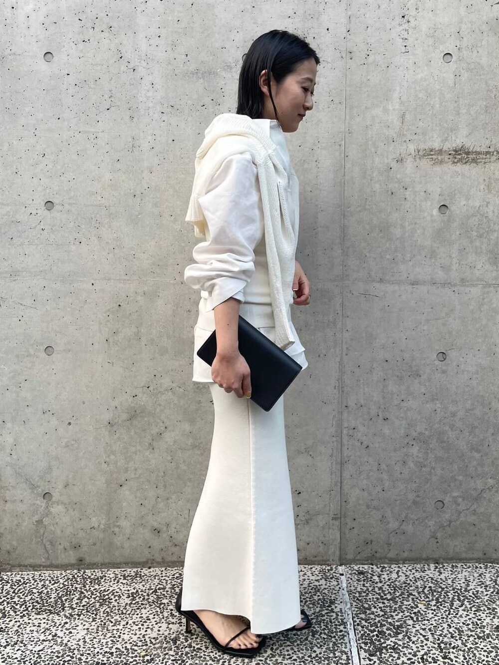 ホワイト系のタンクトップ、ホワイト系のシャツ/ブラウス、ホワイト系のカーディガン/ボレロを着用したレディースの冬コーディネートの4枚目の写真