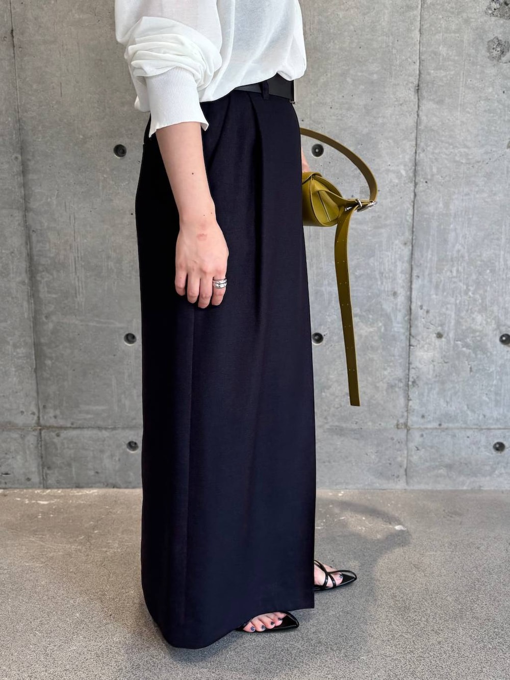 ホワイト系のカーディガン/ボレロ、ブルー系のスカート、ブラック系のベルトを着用したレディースの春コーディネートの9枚目の写真