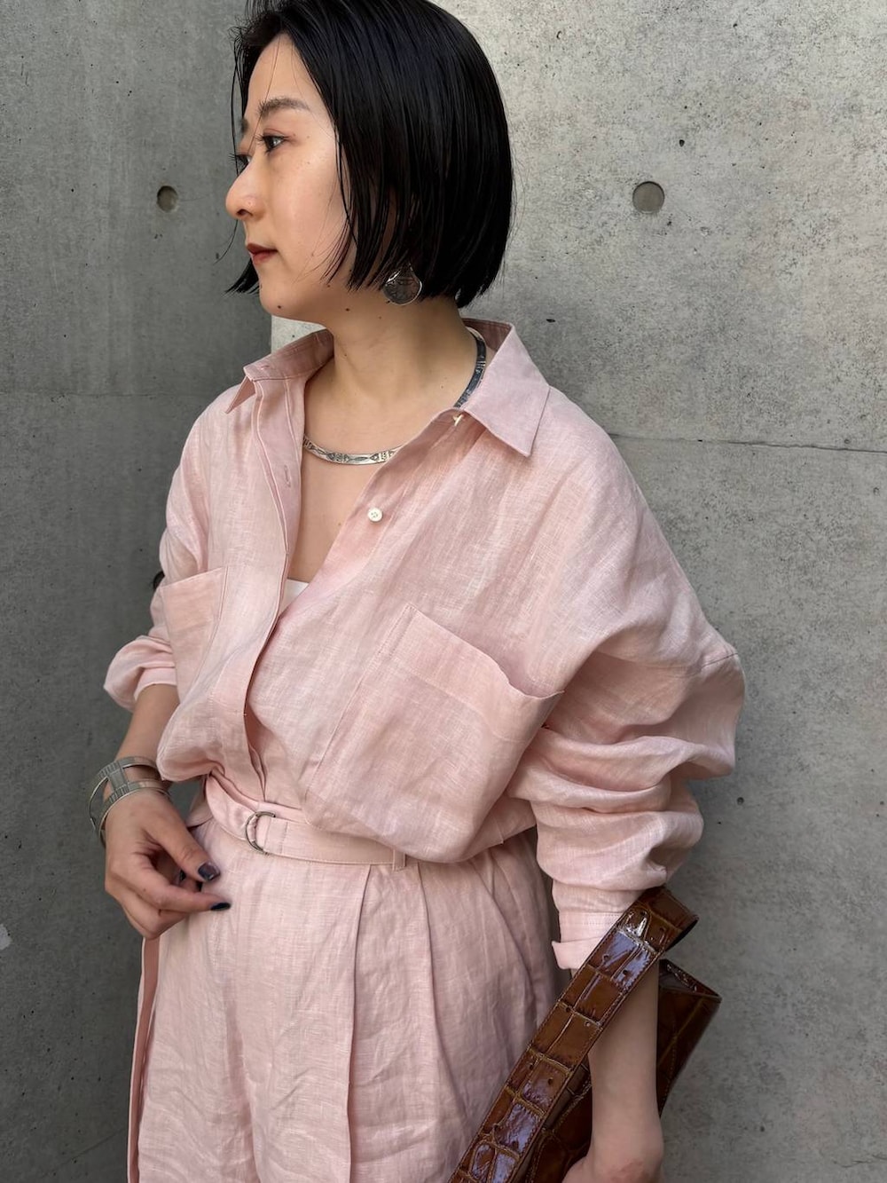 ホワイト系のその他トップス、ピンク系のシャツ/ブラウス、ピンク系のその他パンツを着用したレディースの春コーディネートの3枚目の写真