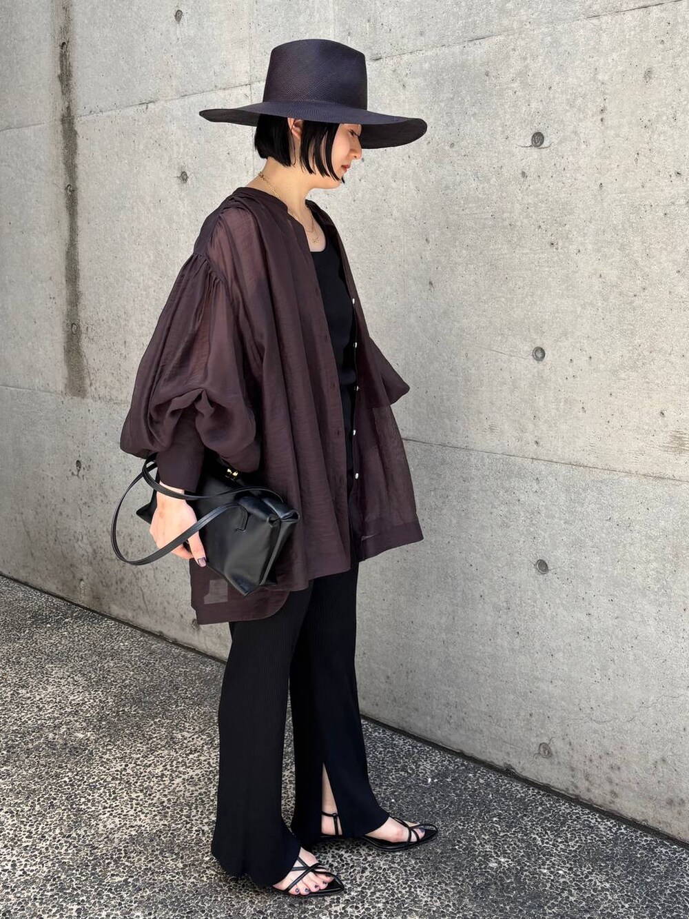 ブラック系のタンクトップ、ブラウン系のシャツ/ブラウス、ブラック系のその他パンツを着用したレディースの春コーディネートの4枚目の写真