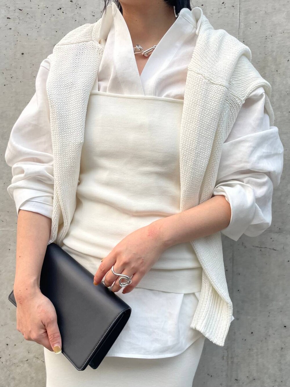 ホワイト系のタンクトップ、ホワイト系のシャツ/ブラウス、ホワイト系のカーディガン/ボレロを着用したレディースの冬コーディネートの8枚目の写真