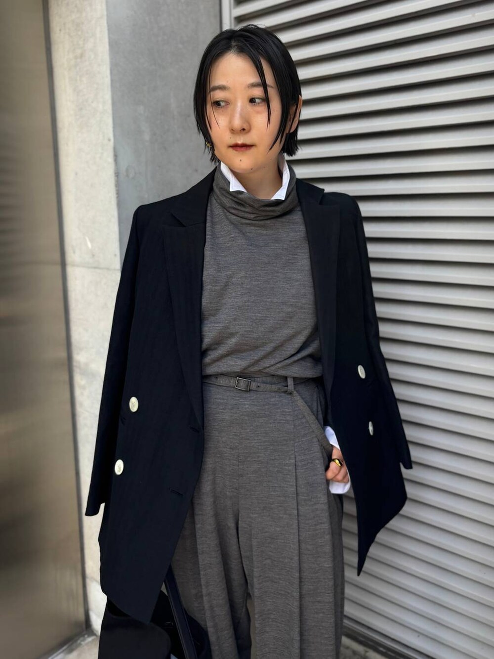 ブラック系のテーラードジャケット、ホワイト系のシャツ/ブラウス、グレー系のその他パンツを着用したレディースの秋コーディネートの5枚目の写真