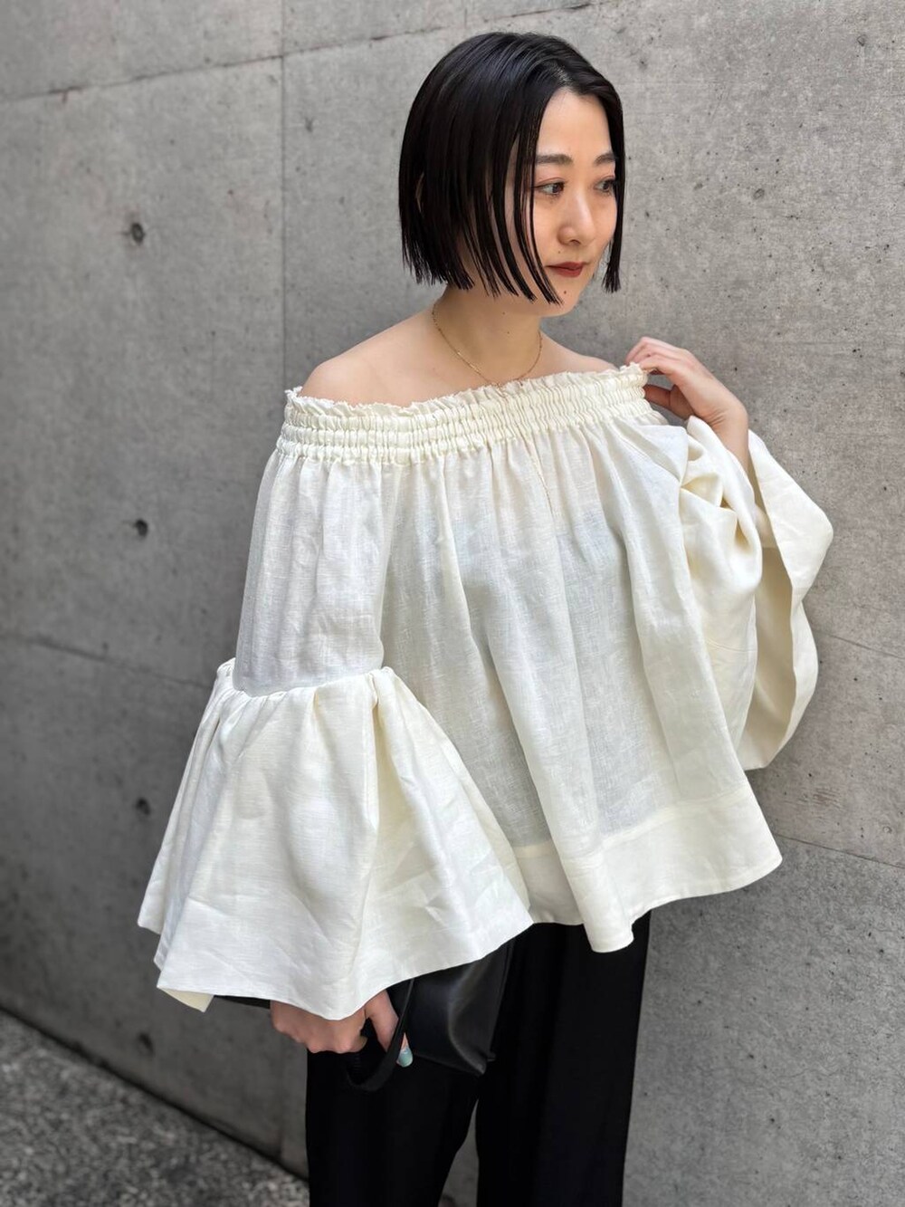 ブラック系のその他パンツ、ホワイト系のシャツ/ブラウスを着用したレディースの春コーディネートの7枚目の写真