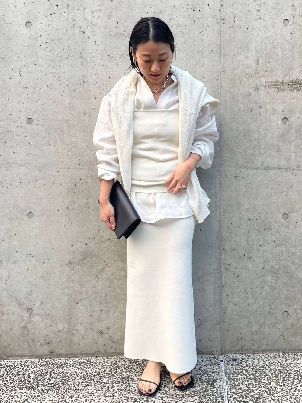 ホワイト系のタンクトップ、ホワイト系のシャツ/ブラウス、ホワイト系のカーディガン/ボレロを着用したレディースの冬コーディネートの2枚目の写真