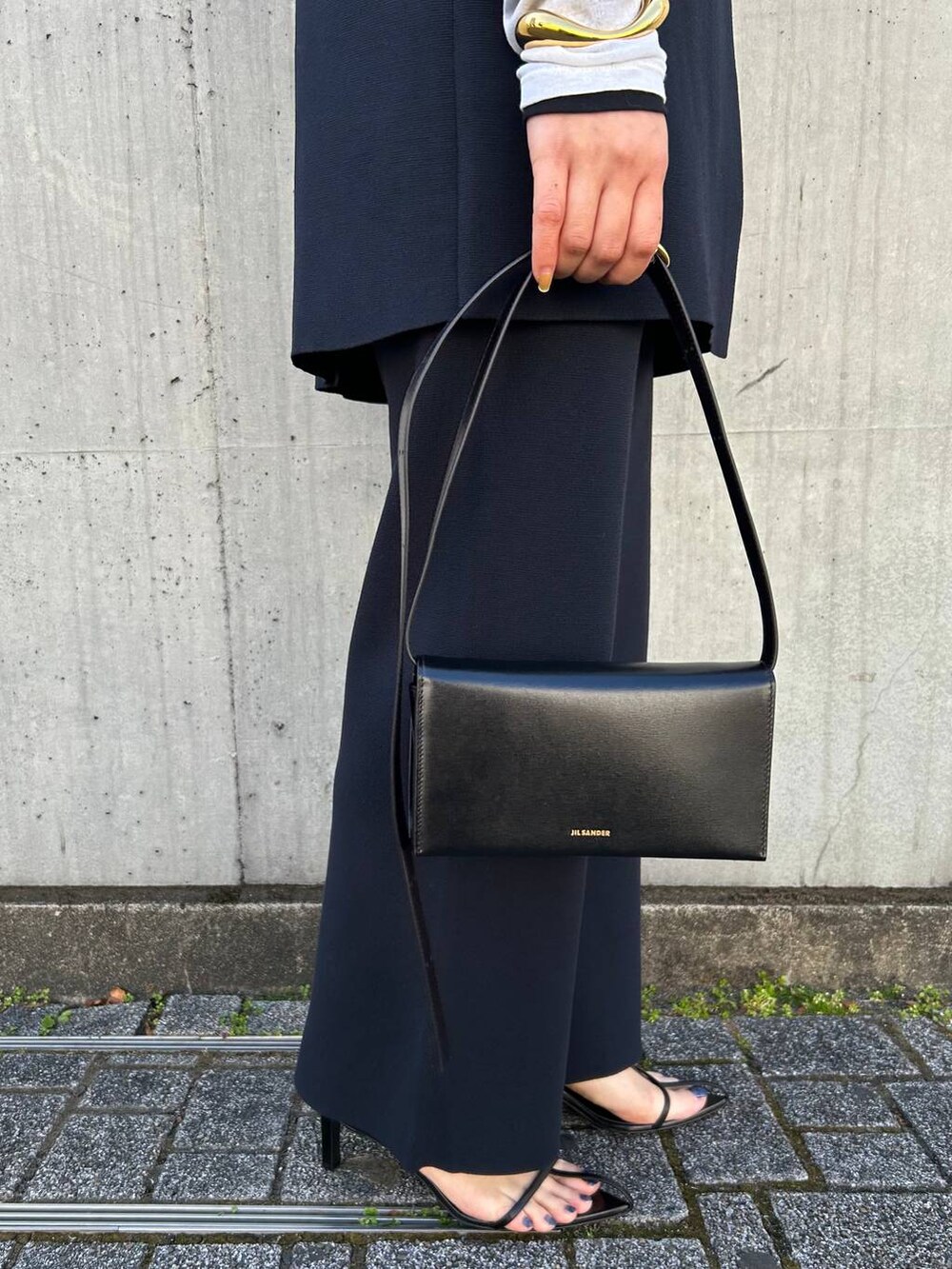 ホワイト系のTシャツ/カットソー、ブラック系のTシャツ/カットソー、ブルー系のカーディガン/ボレロを着用したレディースの冬コーディネートの6枚目の写真