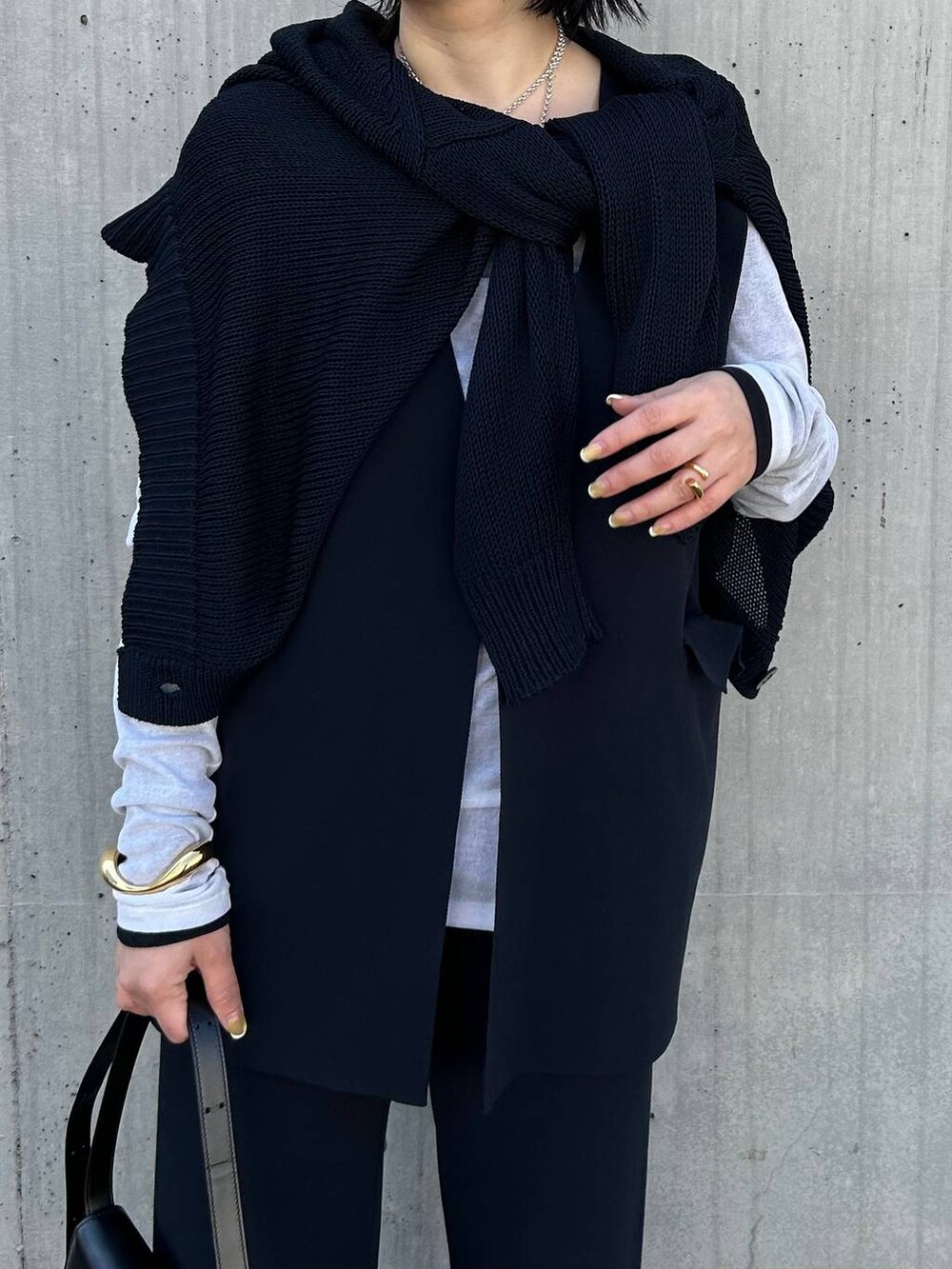 ホワイト系のTシャツ/カットソー、ブラック系のTシャツ/カットソー、ブルー系のカーディガン/ボレロを着用したレディースの冬コーディネートの4枚目の写真