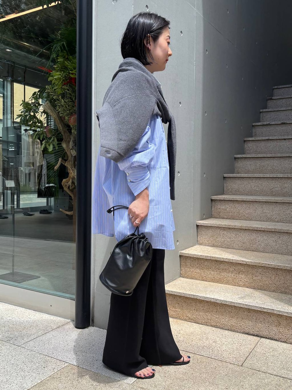 ブルー系のシャツ/ブラウス、ブラック系のタンクトップ、ブラック系のその他パンツを着用したレディースの夏コーディネートの4枚目の写真