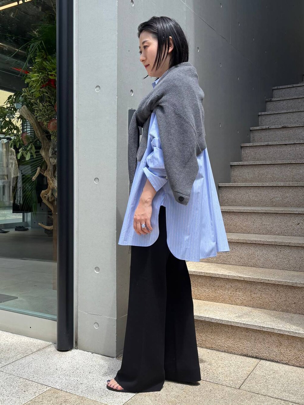 ブルー系のシャツ/ブラウス、ブラック系のタンクトップ、ブラック系のその他パンツを着用したレディースの夏コーディネートの3枚目の写真