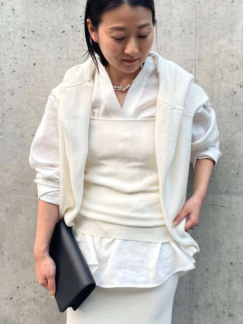 ホワイト系のタンクトップ、ホワイト系のシャツ/ブラウス、ホワイト系のカーディガン/ボレロを着用したレディースの冬コーディネートの7枚目の写真