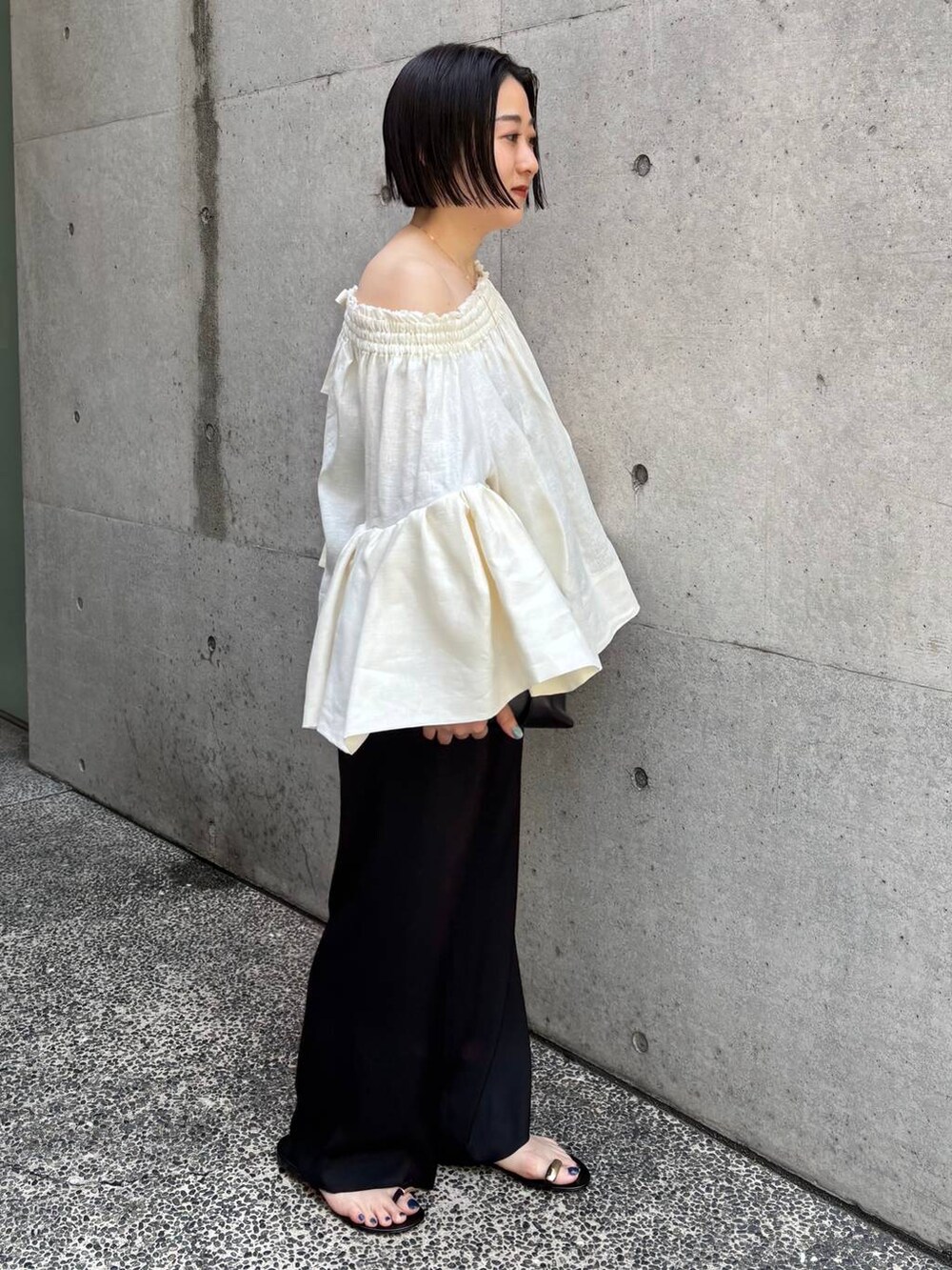 ブラック系のその他パンツ、ホワイト系のシャツ/ブラウスを着用したレディースの春コーディネートの3枚目の写真