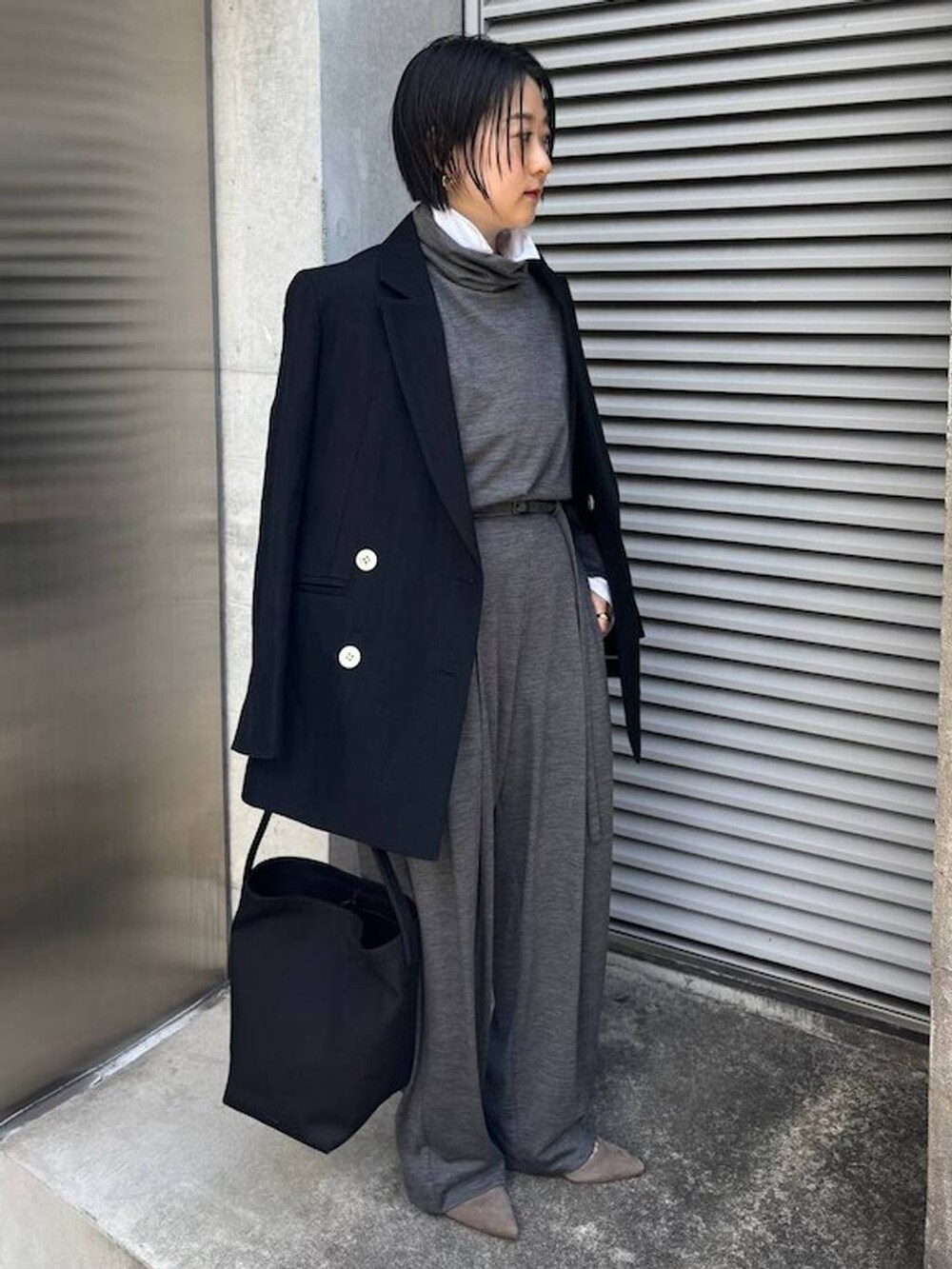 ブラック系のテーラードジャケット、ホワイト系のシャツ/ブラウス、グレー系のその他パンツを着用したレディースの秋コーディネートの3枚目の写真