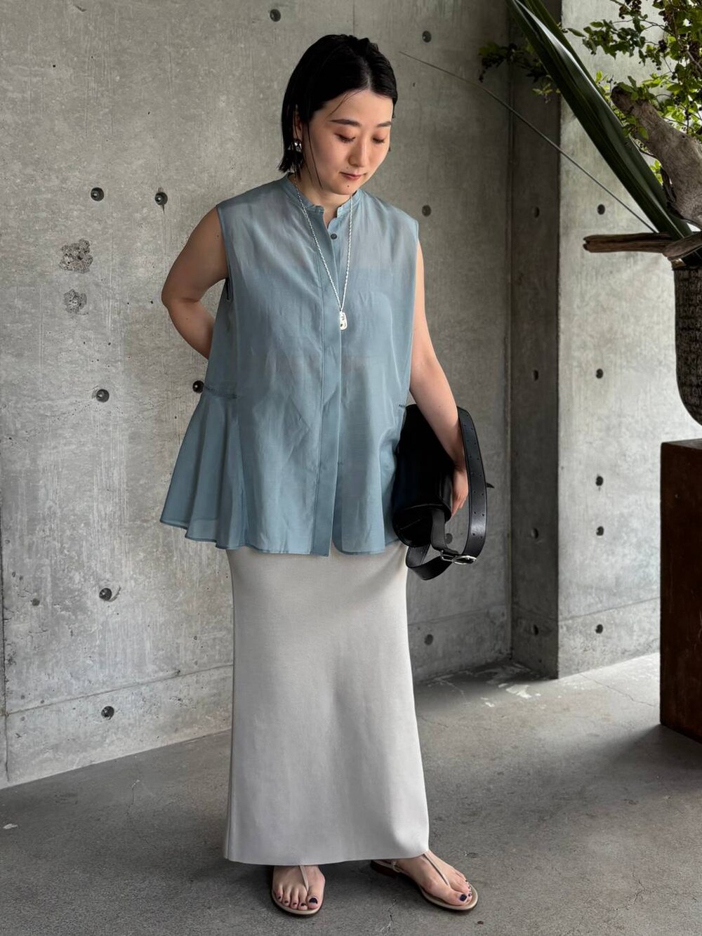 グレー系のチューブトップ、ブルー系のシャツ/ブラウス、グレー系のスカートを着用したレディースの夏コーディネートの2枚目の写真