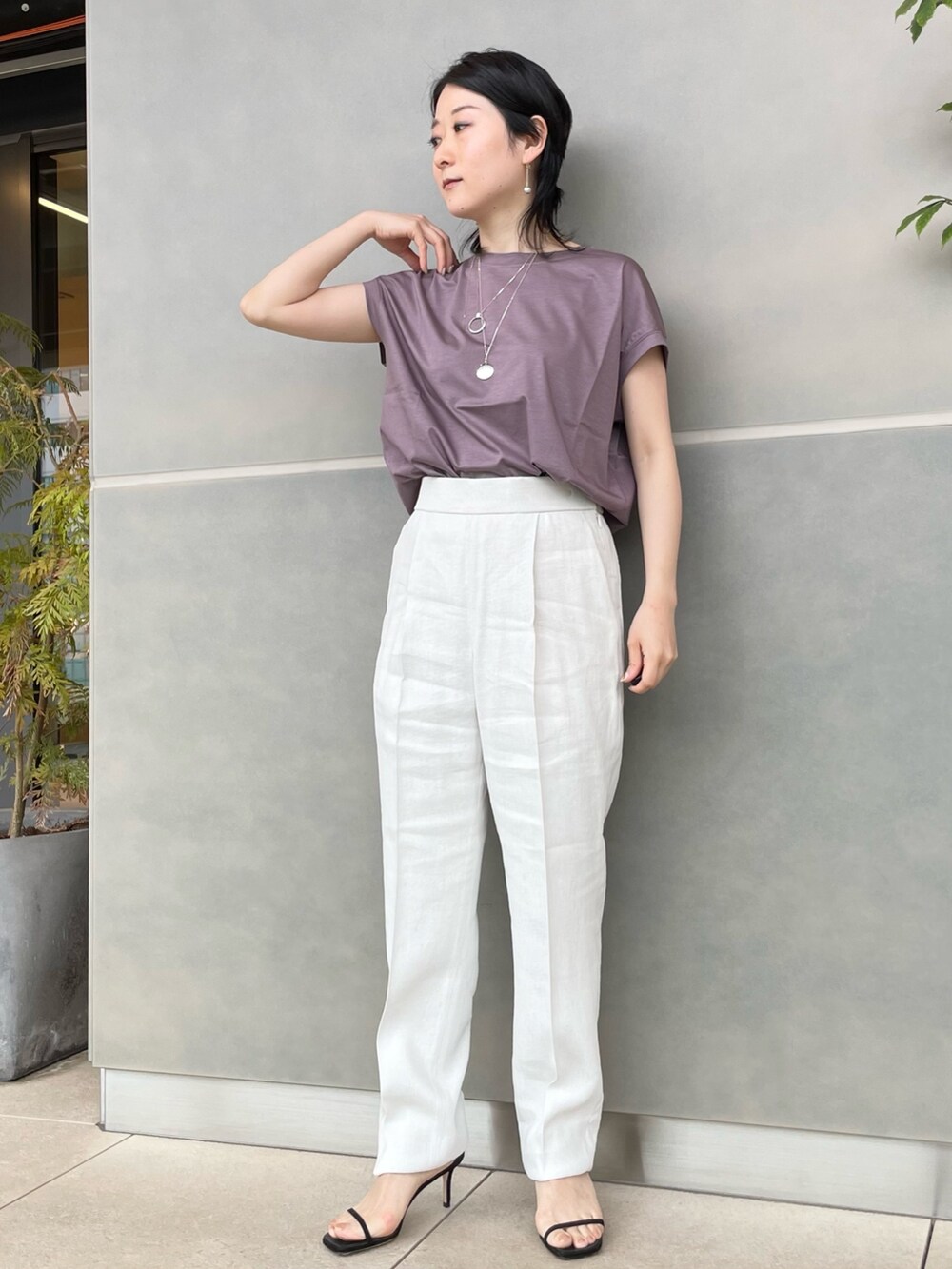 「シンプル、低身長コーデ、150cmコーデ、パンツスタイル、春夏コーデ、春コーデ、夏コーデ、リネンパンツ、ウォッシャブル、Tシャツ、フレンチスリーブ、Chaos、セレクトショップ、NEWoMan横浜、キレイめカジュアル」｜「Chaosのスープレリネンタックパンツ（スラックス、ベージュ系）」を使った、chaos_kawaさん（レディース・150cm）の春コーディネートの2枚目の写真